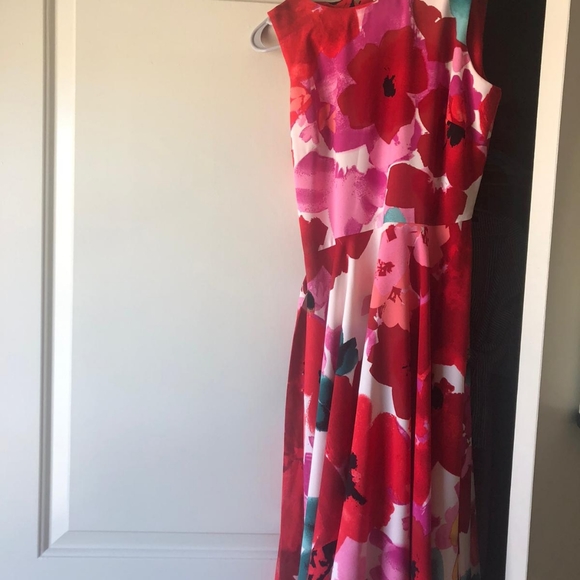 A beautiful Gabby Skye dress - Picture 2 of 4